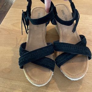 Minnetonka Women's Naomi Suede Ankle Strap Espadrille Wedge Sandal BLACK Sz 9